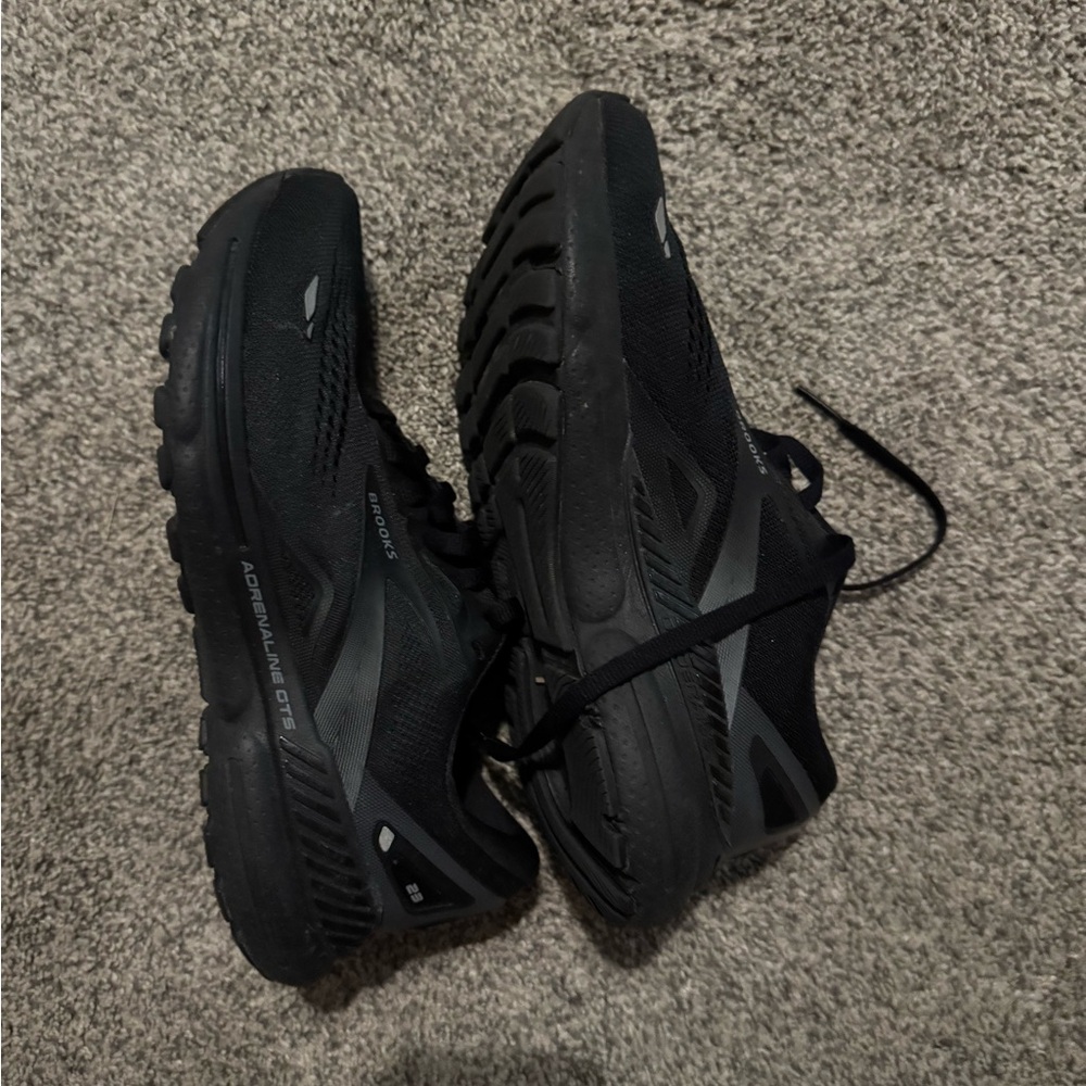 Brooks women’s adrenalize Black Athletic Shoes size 6 1/2 wide